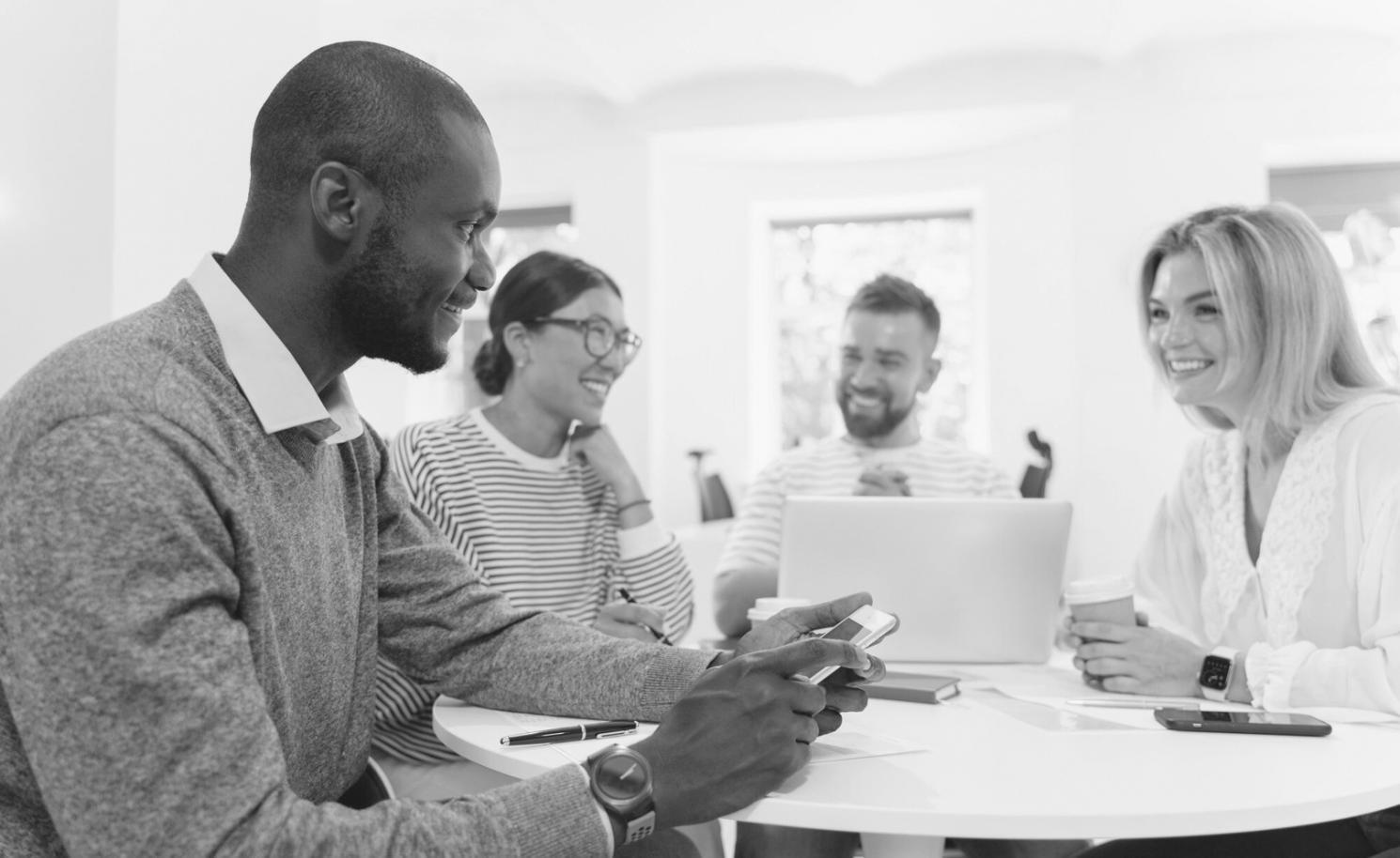Bureau moderne avec calculatrice et documents financiers