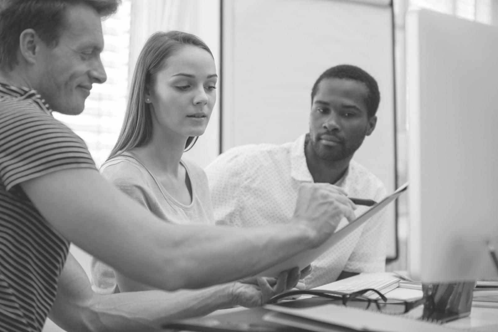 Équipe de conseillers financiers vorimethyros travaillant ensemble sur des dossiers clients