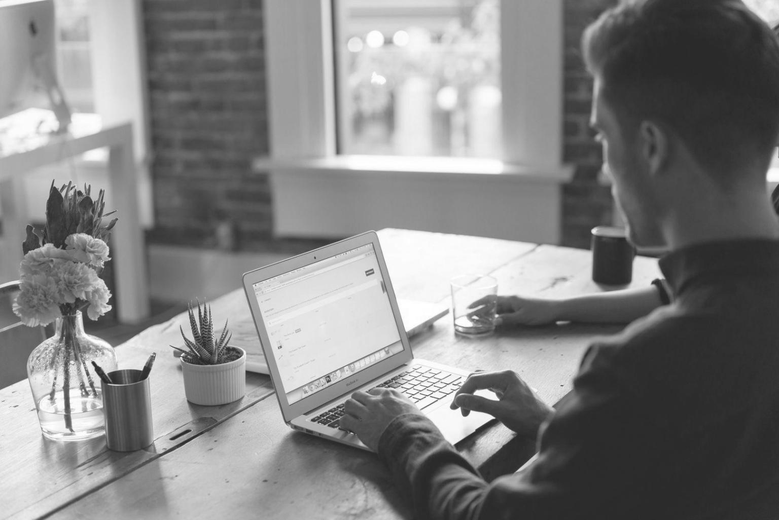 Équipe vorimethyros travaillant en collaboration sur des projets innovants